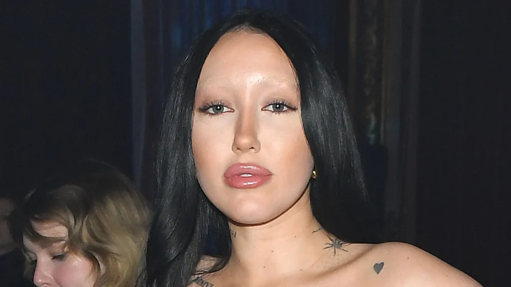 Noah Cyrus eyebrows close up